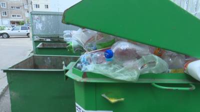 Воронежцы пожаловались на переполненные контейнеры для сбора пластика во дворах