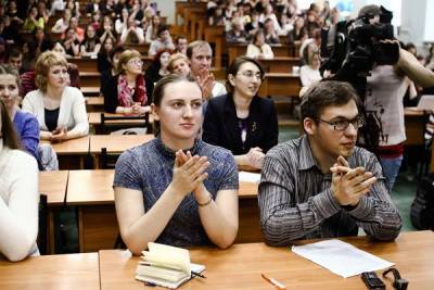 Стипендии российским студентам могут поднять до МРОТ