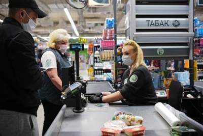 Россияне стали реже носить маски и перчатки