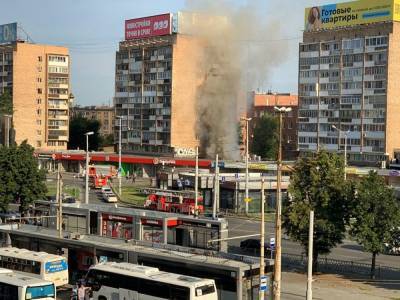 В Екатеринбурге горит склад магазина «Пятерочка». Движение на Челюскинцев перекрыто