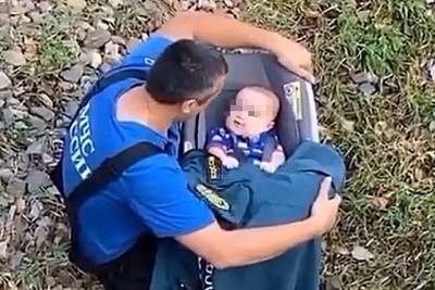 Спасатель, развлекающий малыша после спасения из потопа, растрогал пользователей