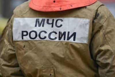 В Екатеринбурге из-за пожара на складе перекрыли движение по Челюскинцев
