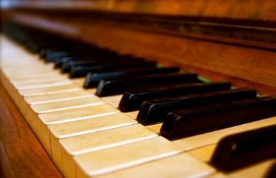 В США к уличному пианино подошел прохожий и начал играть так, что все замерли (ВИДЕО)