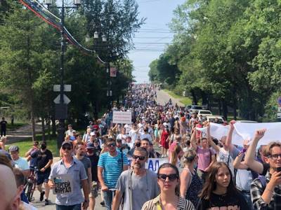 В Хабаровске при 30-градусной жаре прошел многотысячный митинг в поддержку Фургала