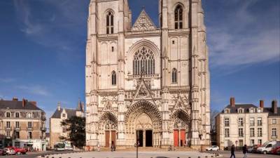 Видео: полыхает один из крупнейших готических соборов Франции