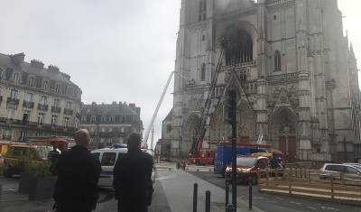 Во французском Нанте тушат сильный пожар в соборе святых Петра и Павла