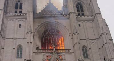 Во Франции горит собор Петра и Павла в Нанте, видео