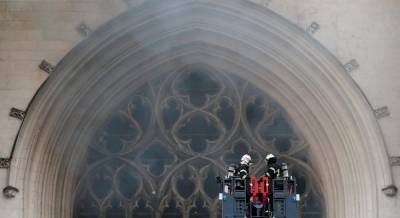 Во Франции горит старинный собор Святых Петра и Павла (фото, видео)