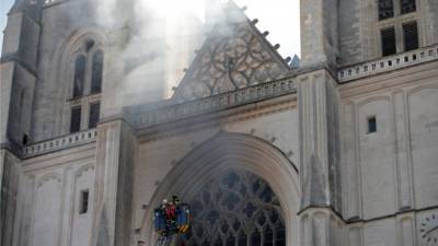 Во французском соборе Святых Петра и Павла возник сильный пожар: видео