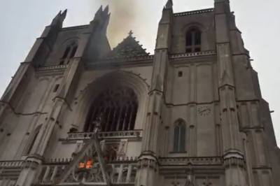 Сильный пожар охватил известный собор, спасатели экстренно обратились: детали и кадры с места ЧП
