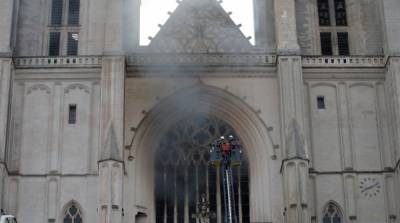 Во Франции горит один из крупнейших готических соборов - ВИДЕО
