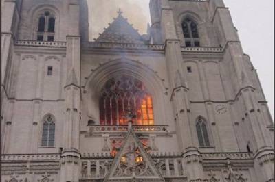 Во Франции загорелся собор Святых Петра и Павла XV века (ФОТО)