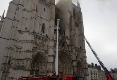Видео: во Франции горит готический собор XV века