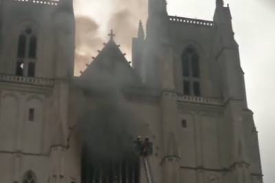 Пожарные локализовали крупный пожар в соборе Нанта