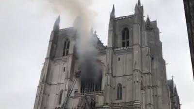 Во Франции загорелся знаменитый собор Святых Петра и Павла
