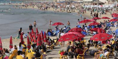 Последние выходные без ограничений: десятки тысяч отдыхающих на пляжах