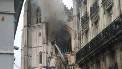 В Нанте произошёл пожар в одном из крупнейших готических соборов