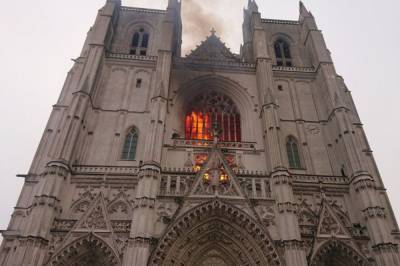 Во Франции загорелся средневековый кафедральный собор Петра и Павла