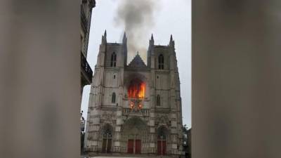 В Нанте загорелся один из крупнейших готических храмов Франции — собор святых Петра и Павла