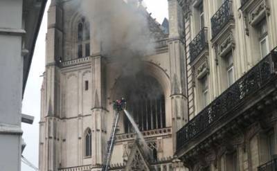 Пожарные сообщили, что огонь уничтожил орган в соборе 15 века в Нанте