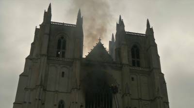 Один из крупнейших готических соборов Франции горит в Нанте