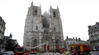 Макрон призвал пожарных спасти собор в Нанте