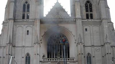 Сильный пожар произошел в одном из крупнейших соборов Франции в Нанте
