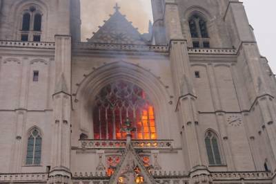 Во Франции горит «готическая жемчужина» — собор Святых Петра и Павла XV века
