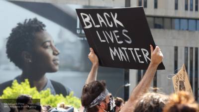 Французские СМИ рассказали о минусах движений MeToo и Black Lives Matter