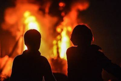 Мужчина и ребенок успели спастись из пожара в Тверской области