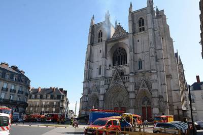 В французском Нанте горит один из крупнейших католических соборов страны