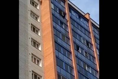 Мужчина в мкр Царский вылез с балкона 14 этажа и вёл себя неадекватно