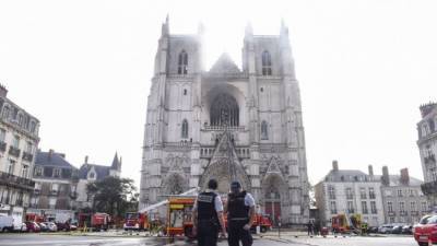 Во Франции горит собор XV века - видео