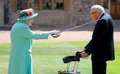Королева Великобритании посвятила в рыцари 100-летнего ветерана Второй мировой войны