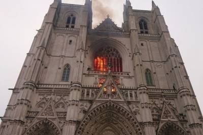 Во французском Нанте загорелся древний собор: фото и видео