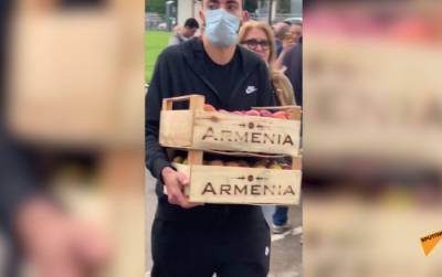 Привет, "Фуд Сити": армянские фрукты продают в московской "Бухте" - видео