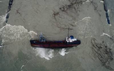 В Одессе начали поднимать затонувший в прошлом году танкер