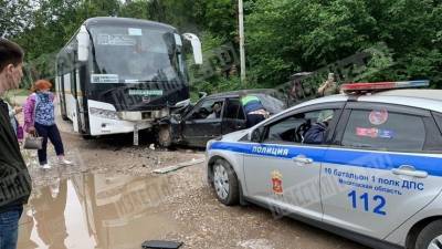 Фото: военные на Mercedes влетели в автобус в Подмосковье