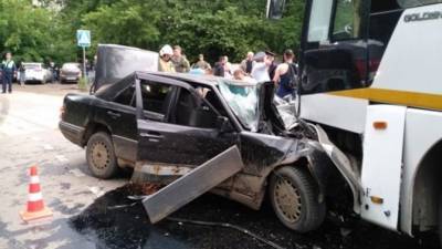 В Подмосковье после столкновения с автобусом погиб водитель легкового «Мерседеса»