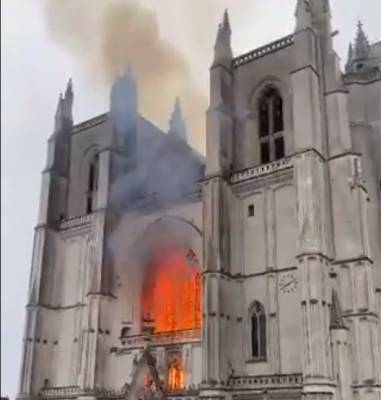 Названа возможная причина пожара во французском готическом соборе 15 века