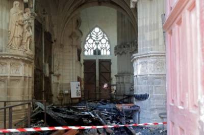 В Нанте при пожаре в соборе полностью сгорел орган 17 века