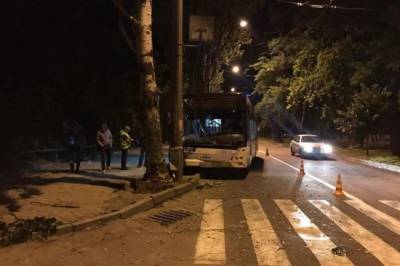 В Запорожье автобус въехал в электроопору, есть пострадавшие