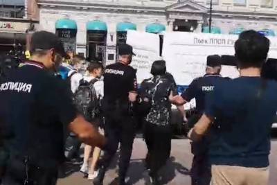 Полиция задержала десять активистов у Гостиного двора