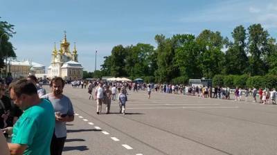 Нижний парк в Петергофе столкнулся с очередью из сотни желающих