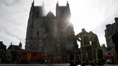 Началось расследование причин пожара во французском соборе Святых Петра и Павла