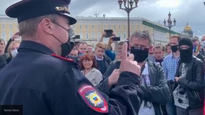 Участников незаконных пикетов против поправок задержала полиция в Москве и Петербурге