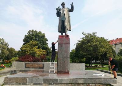 Активисты очистили памятник Коневу в Праге: видео