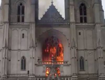 Сгорела вторая «икона» Франции – собор в Нанте