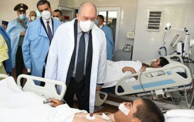 Президент Армении навестил в госпитале раненых армянских военных