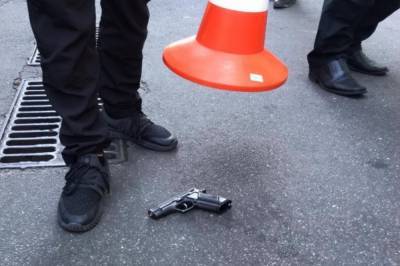 Швырнул абрикосы и ударил ногой дверцу машины: в Киеве пассажир выстрелил в таксиста